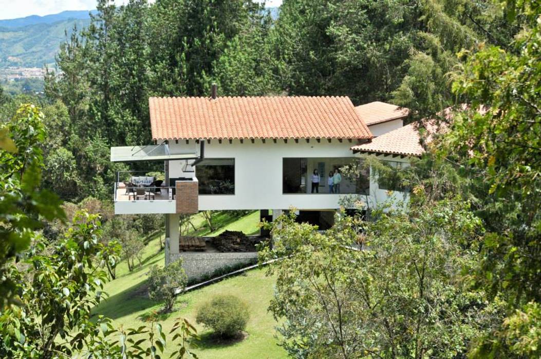 Casa Restrepo Botero, WVARQUITECTOS WVARQUITECTOS Classic style houses