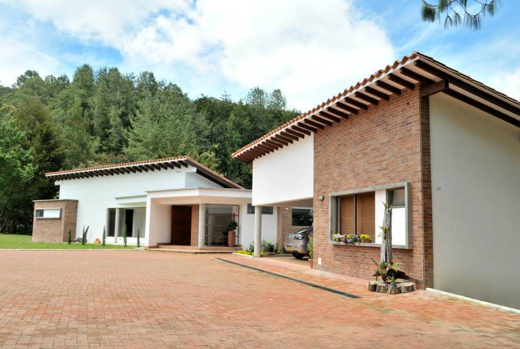 Casa Restrepo Botero, WVARQUITECTOS WVARQUITECTOS Casas de estilo clásico