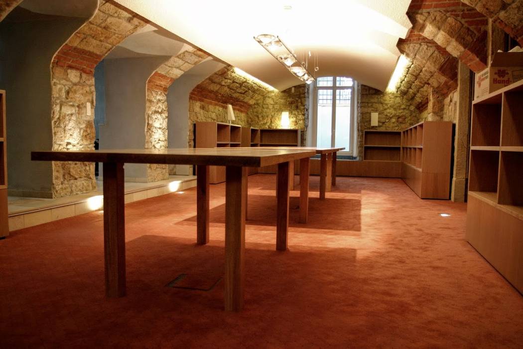 Couchtisch, Tisch und Stuhl, Atelier Sinnesmagnet Atelier Sinnesmagnet Wine cellar Solid Wood Multicolored Wine cellar