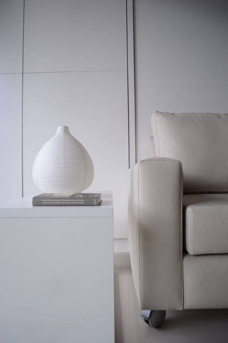 Sillón con ruedas + módulo mesa de luz. MinBai Salones de estilo moderno Piel Gris Sofás y sillones