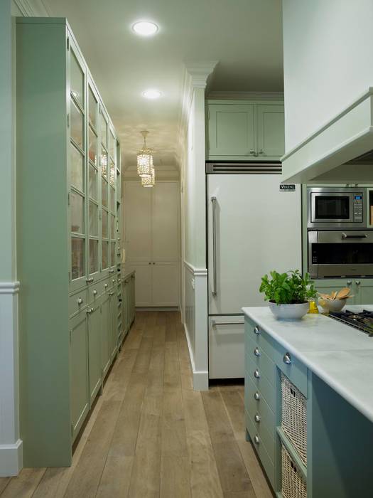 Gran despensa con armario cerrado y en cristalera en la parte superior