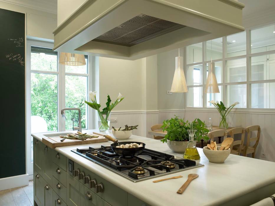 COCINA DE ESTILO BELGA LACADA EN VERDE, CON PLANCHADOR ANEJO, DEULONDER arquitectura domestica DEULONDER arquitectura domestica مطبخ