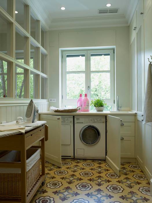 COCINA DE ESTILO BELGA LACADA EN VERDE, CON PLANCHADOR ANEJO, DEULONDER arquitectura domestica DEULONDER arquitectura domestica Classic style kitchen