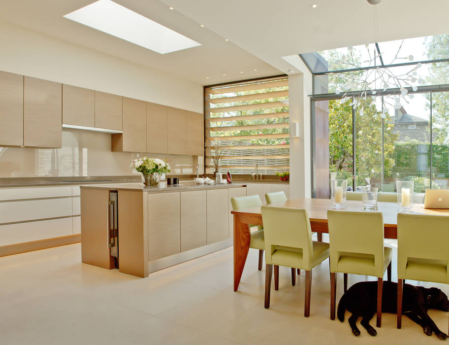 ​Kitchen and dining area at the Newton Road House in Westbourne Grove. Nash Baker Architects Ltd Moderne keukens