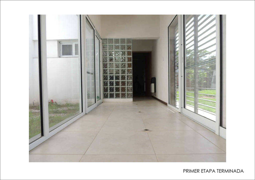 CASA A&G, Ronda Estudio Ronda Estudio Modern corridor, hallway & stairs