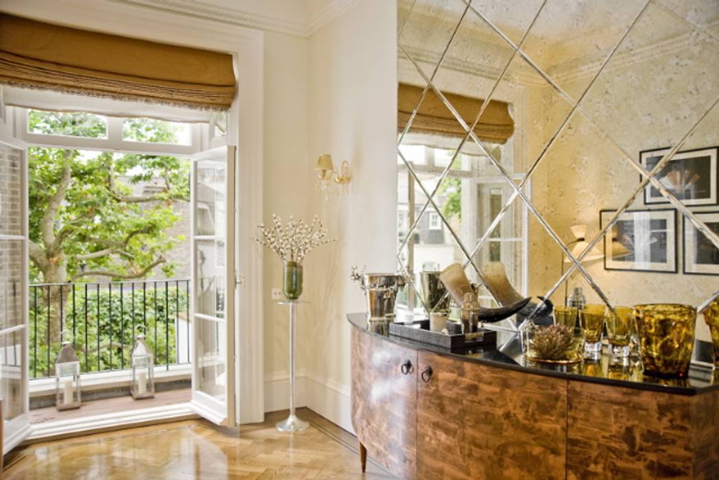 The Living room and drinks cabinet at the Chester Street House Nash Baker Architects Ltd Phòng khách phong cách kinh điển