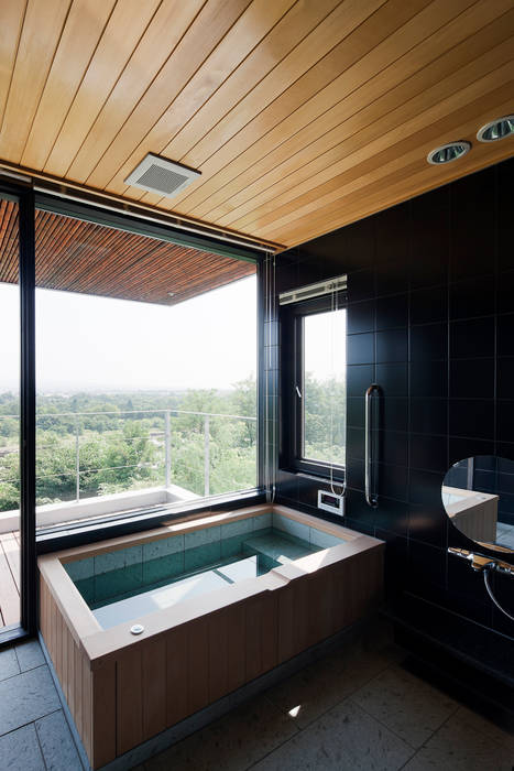 自然の風合いを活かした浴室 築紡｜根來宏典 モダンスタイルの お風呂 木 木目調