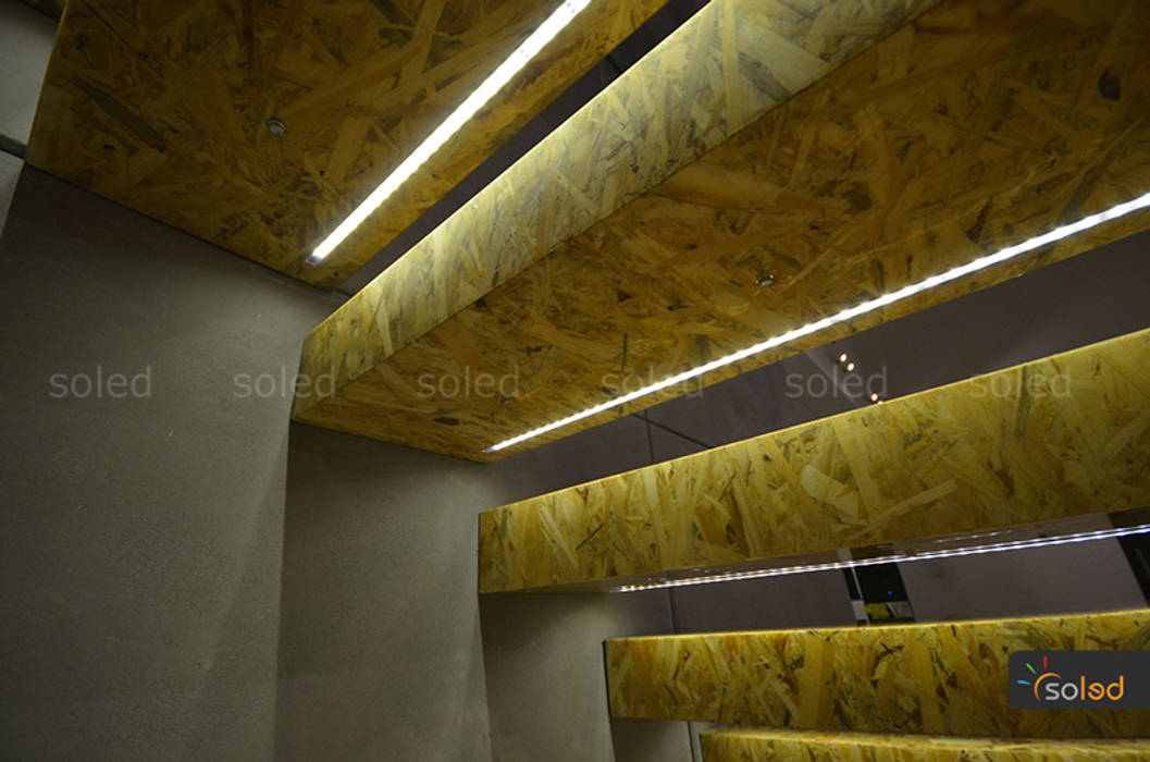 Wiszące schody z oświetleniem LED - SOLED, SOLED Projekty i Dekoracje Świetlne Jacek Solka SOLED Projekty i Dekoracje Świetlne Jacek Solka Коридор
