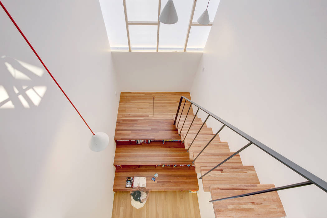 One Roof House, mlnp architects mlnp architects Modern Corridor, Hallway and Staircase