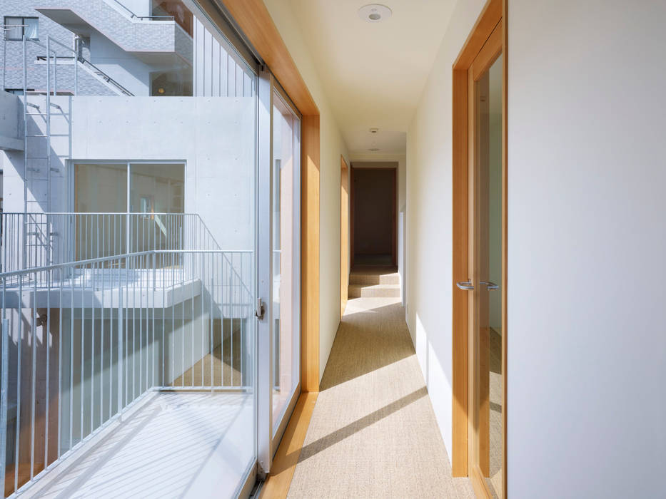 TRM, 小松設計 小松設計 モダンスタイルの 玄関&廊下&階段