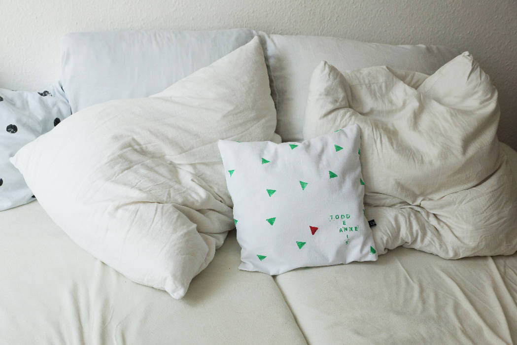 Weißes Kissen mit grünen Dreiecken, Personalisierbar, mit Namen, LeBoer LeBoer 미니멀리스트 침실 면 빨강 직물