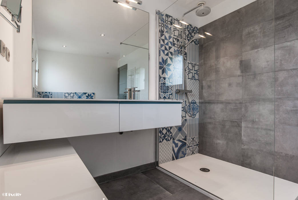Salle de Bains et Carreaux Ciment Bleus, Pixcity Pixcity Modern Bathroom Bathtubs & showers