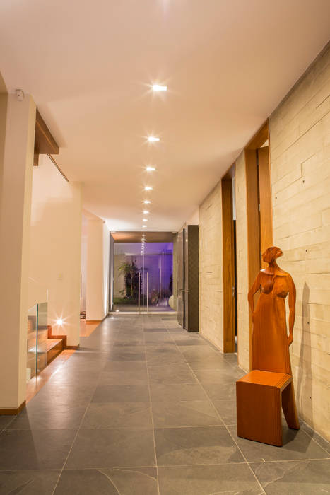 Casa La Estancia, DLPS Arquitectos DLPS Arquitectos Modern Corridor, Hallway and Staircase