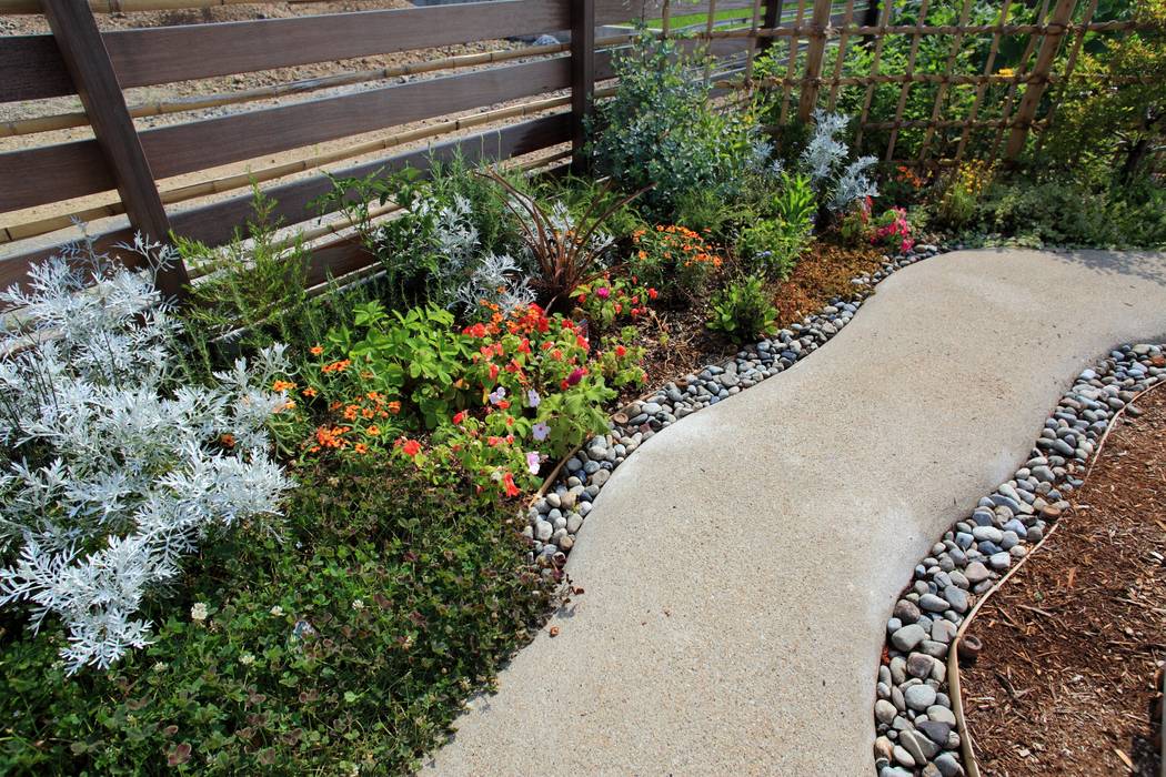 三本松でONな庭, domus domus Jardines de estilo ecléctico Plantas y flores