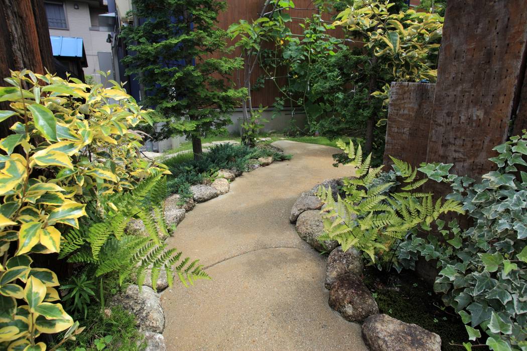 枕木木の庭, domus domus Jardines de estilo ecléctico Floreros y macetas