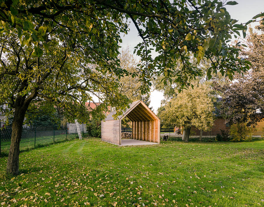 Ökonomiehaus, JAN RÖSLER ARCHITEKTEN JAN RÖSLER ARCHITEKTEN Minimalist style garage/shed Wood Wood effect