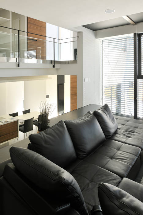 T-house, 株式会社 Atelier-D 株式会社 Atelier-D Modern living room Leather Grey Cupboards & sideboards