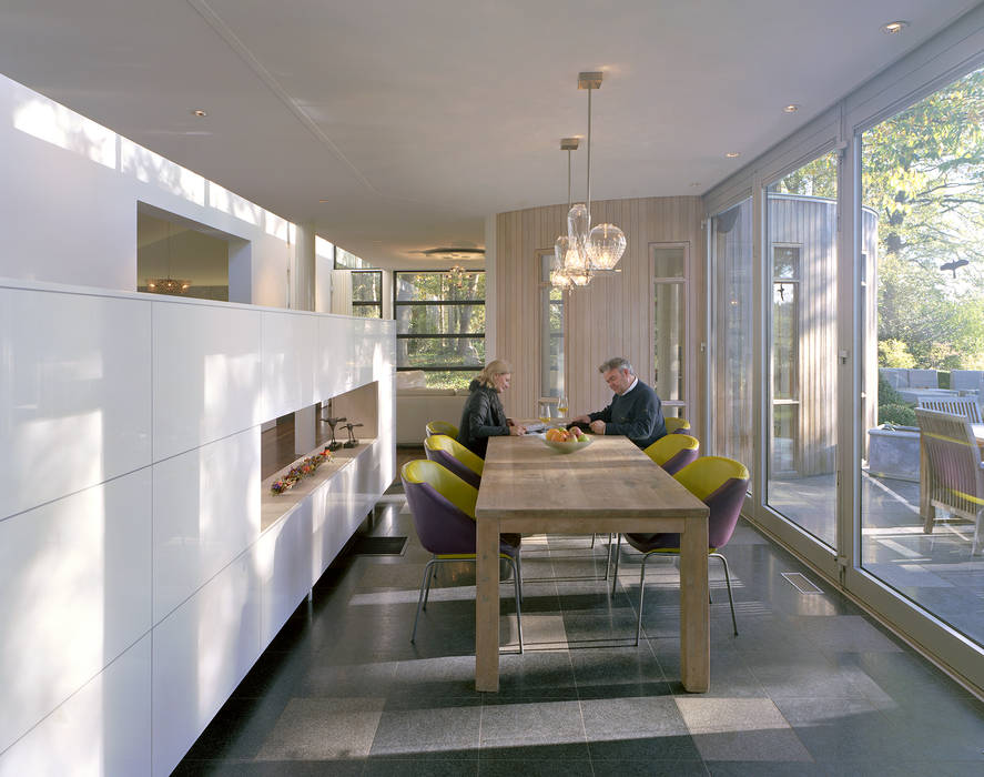kastenwand als afscheiding tussen eet- en werkgedeelte Engelman Architecten BV Moderne eetkamers Kasten & dressoirs