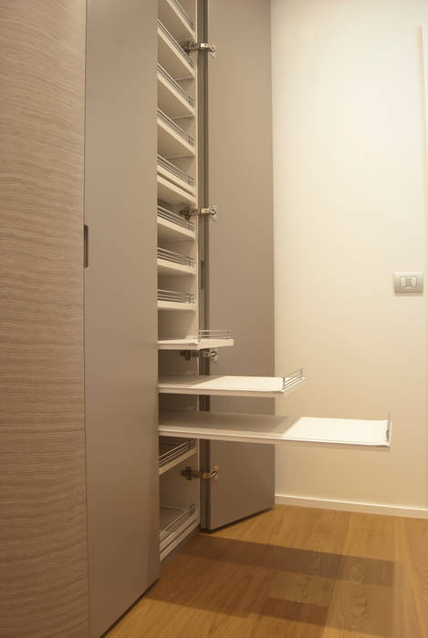 Loft - Arredo su misura di un quadrilocale, Lilea Design Lilea Design Modern corridor, hallway & stairs Clothes hooks & stands