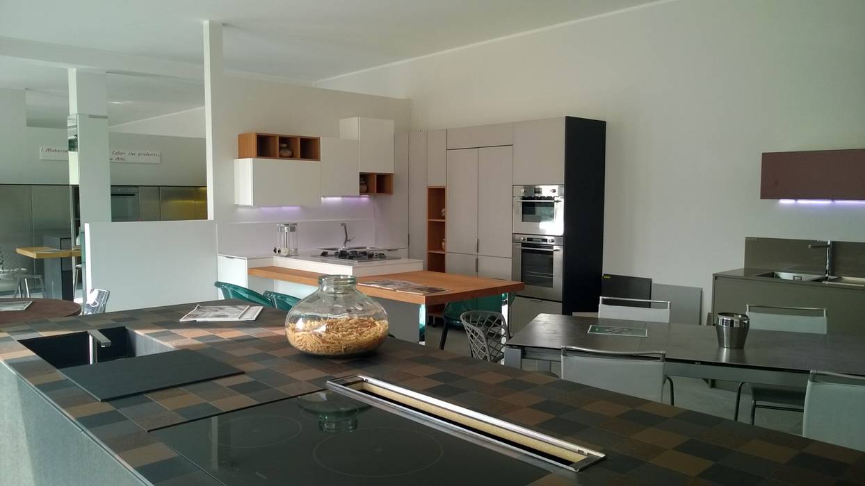 RINNOVO ESPOSIZIONE, Cucine Vibo di Olivero Bruno e c. sas Cucine Vibo di Olivero Bruno e c. sas Moderne Küchen Aufbewahrung und Lagerung