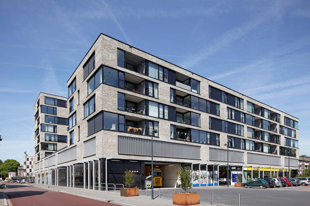 appartementen en commerciële voorzieningen JMW architecten Moderne huizen Stenen centrum,stenen appartement,steen,glas,Breda,winkelcentrum,winkel,commercieel,appartementen,modern,open ruimte,architect