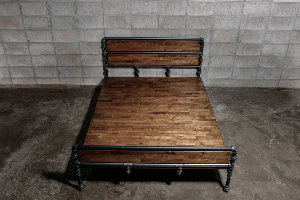 1UG, the pipe the pipe Industrial style bedroom Beds & headboards