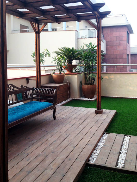 Penthouse Terrace makeover, Studio Earthbox Studio Earthbox بلكونة أو شرفة خشب نقي Multicolored