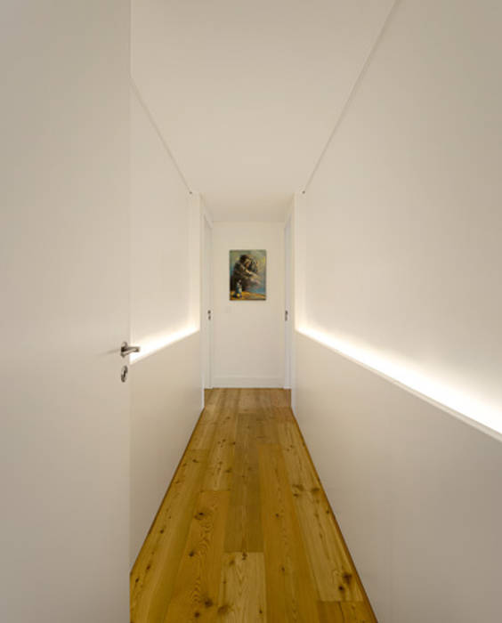 REMODELAÇÃO_APARTAMENTO RESTELO | Lisboa | PT, OW ARQUITECTOS lda | simplicity works OW ARQUITECTOS lda | simplicity works Corredores, halls e escadas modernos