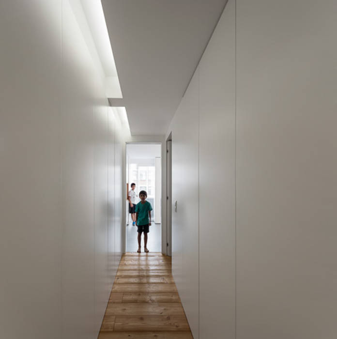 REMODELAÇÃO_APARTAMENTO RESTELO | Lisboa | PT, OW ARQUITECTOS lda | simplicity works OW ARQUITECTOS lda | simplicity works Nowoczesny korytarz, przedpokój i schody