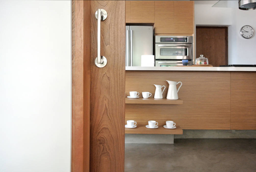 Detalle Acceso Cocina KDF Arquitectura Puertas y ventanas de estilo moderno Madera Acabado en madera