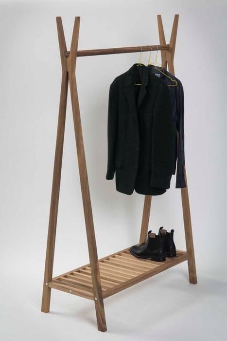 Totem Wooden Clothes Rail Dupere Interior Design ミニマルスタイルの 寝室 木 木目調 ワードローブ＆クローゼット