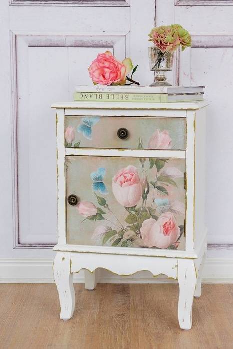 Nachttisch oder beistelltisch mit rosenmuster im shabby chic stil ... Nachttisch oder beistelltisch mit rosenmuster im shabby chic stil ...