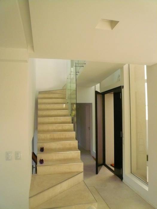 CASA GUINTER, Estudio d360 Estudio d360 Modern Corridor, Hallway and Staircase