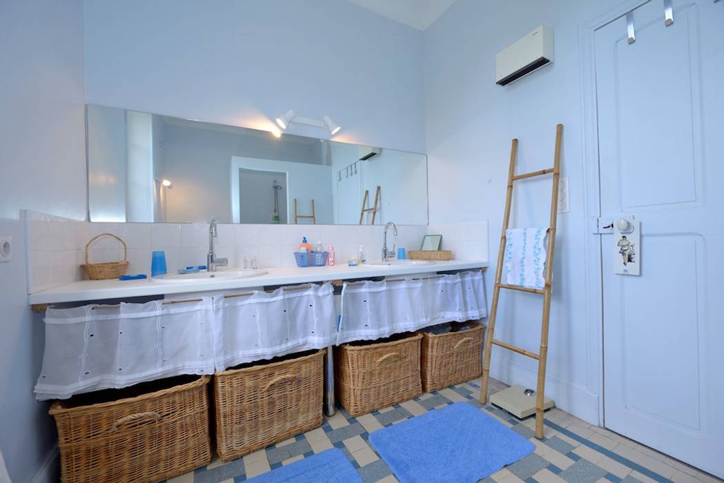 RÉNOVATION D'UNE MAISON CÉVENOLE, JOSE MARCOS ARCHITECTEUR JOSE MARCOS ARCHITECTEUR Kırsal Banyo Seramik