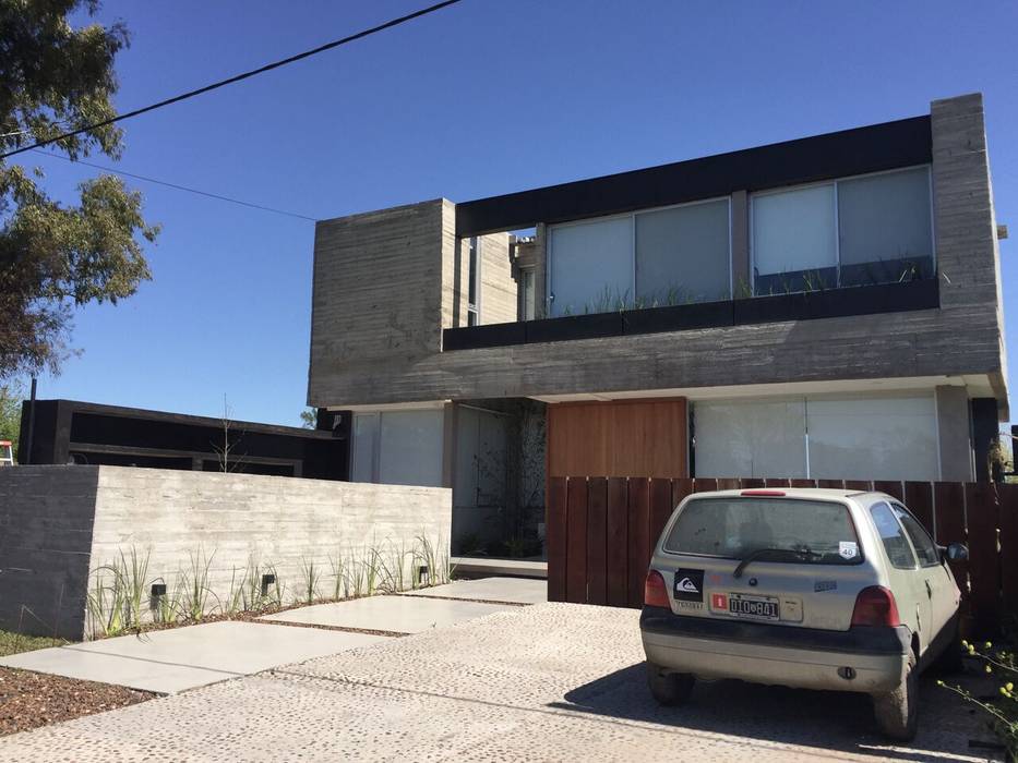 Casa Q, Felipe Gonzalez Arzac Felipe Gonzalez Arzac Modern garage/shed