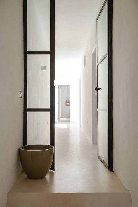 homify Mediterranean corridor, hallway & stairs