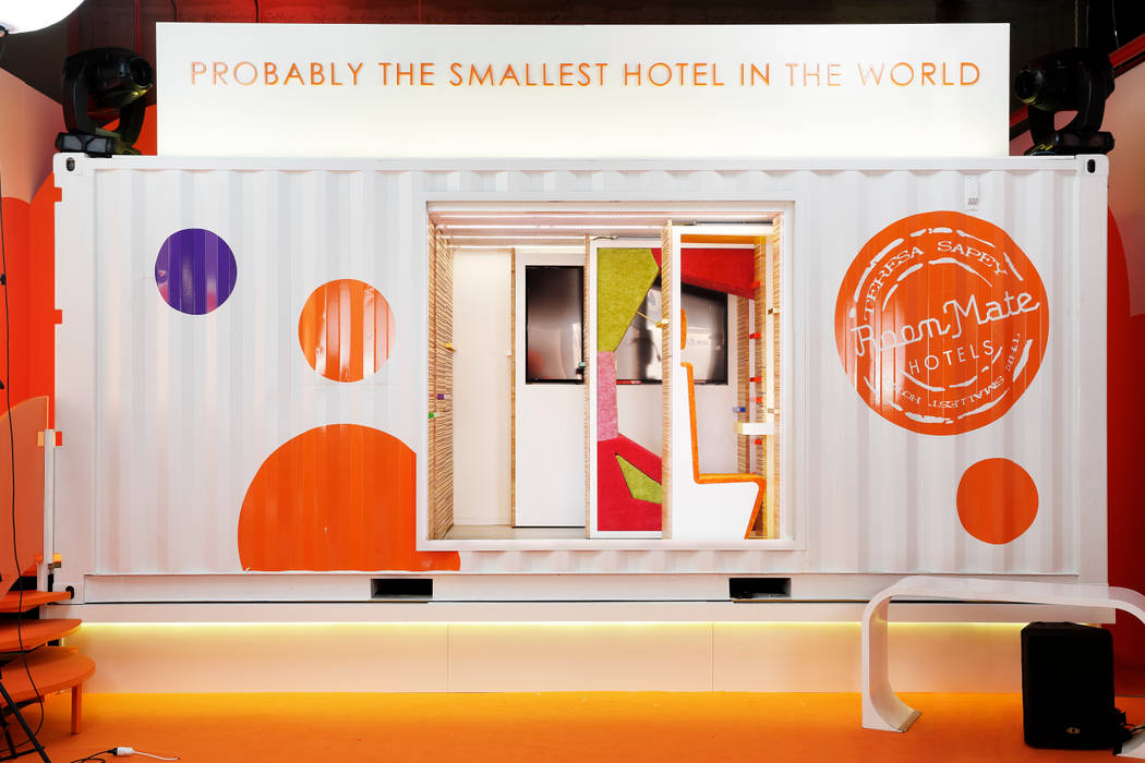 Room Mate container hotel, Estudio de Arquitectura Teresa Sapey Estudio de Arquitectura Teresa Sapey 商業空間 ホテル