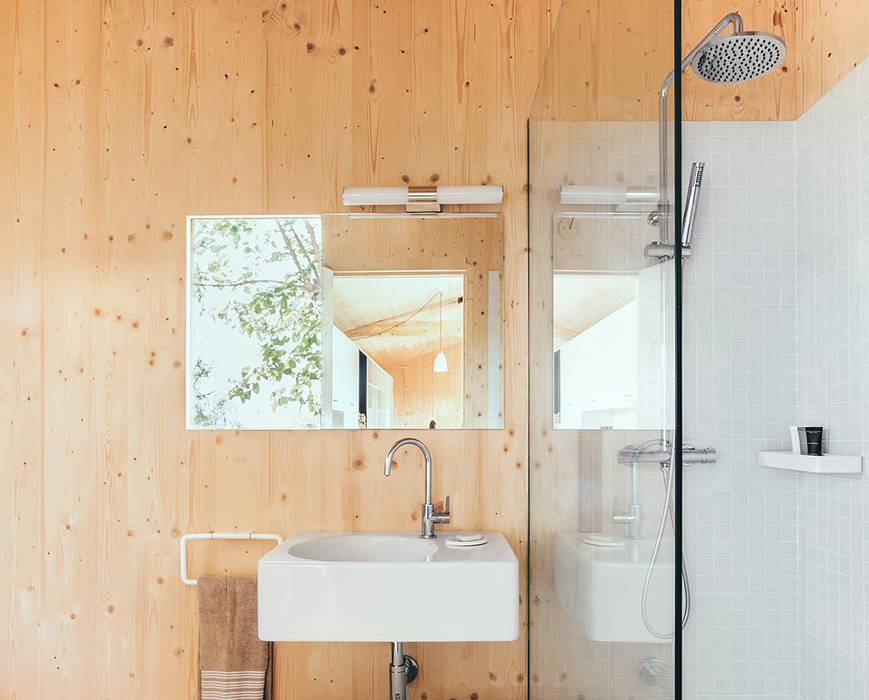 Casa estudio de madera, dom arquitectura dom arquitectura Modern Bathroom