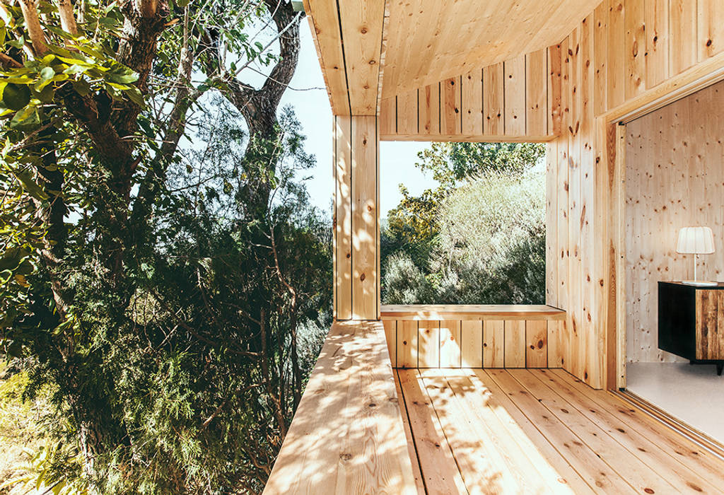 Casa estudio de madera, dom arquitectura dom arquitectura Moderne balkons, veranda's en terrassen