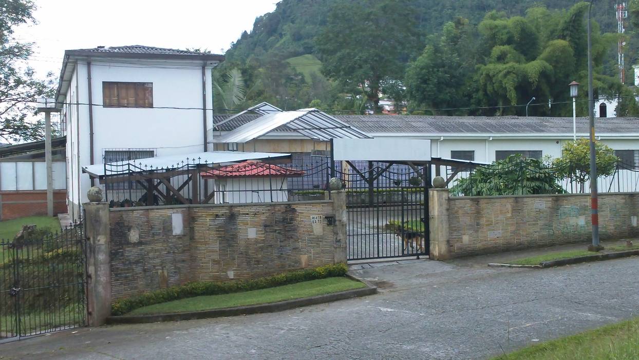 Casa Arzobispal- Manizales - Barrio La Francia Santiago Zuluaga Arroyave Casas de estilo ecléctico