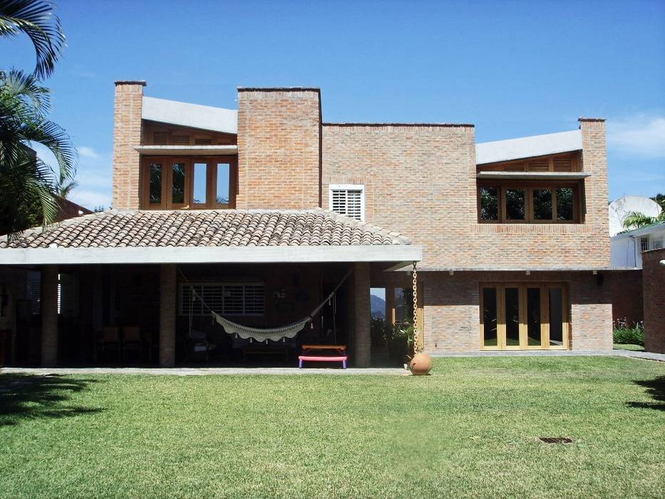 Fachada Nor-Este ya remodelada Odart Graterol Arquitecto Casas de estilo ecléctico Ladrillos