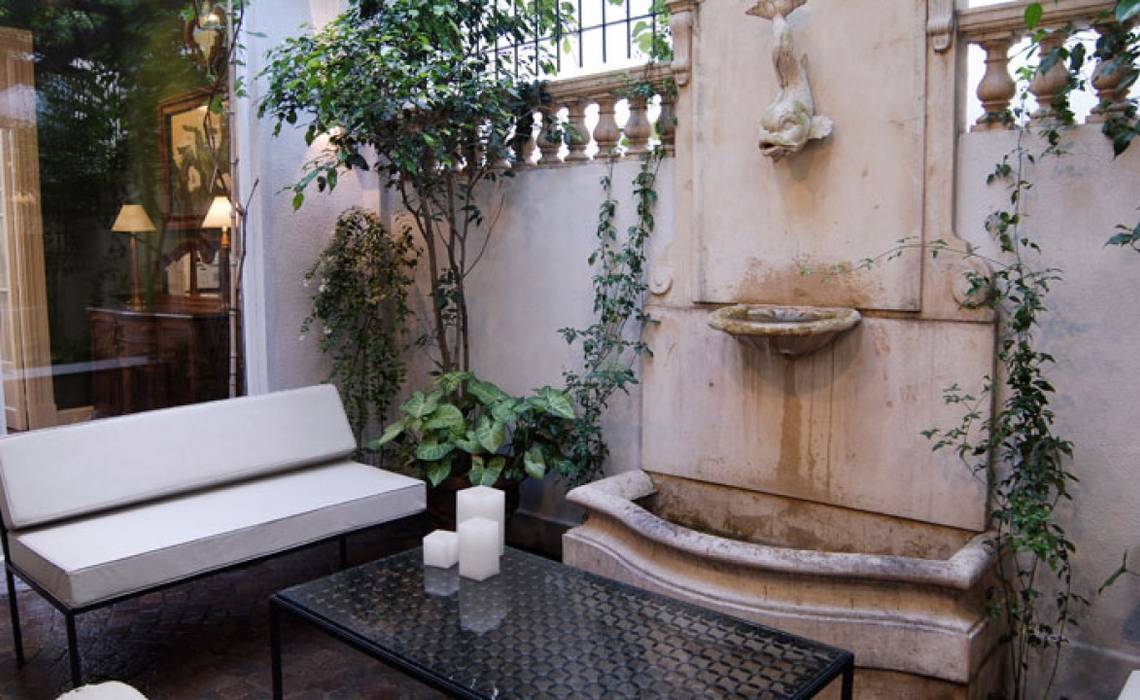 Sala de estar exterior. Radrizzani Rioja Arquitectos Balcone, Veranda & Terrazza in stile eclettico Cemento fountain,indoor garden,living room