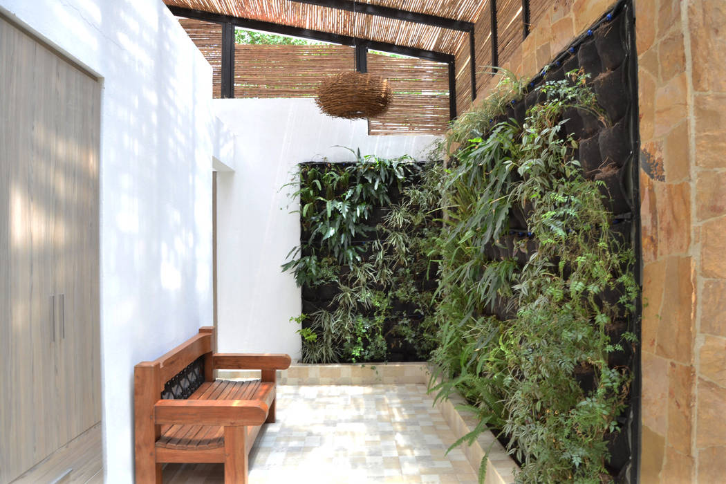 CASA DEL BOSQUE, ESTUDIO DUSSAN ESTUDIO DUSSAN Minimalist corridor, hallway & stairs