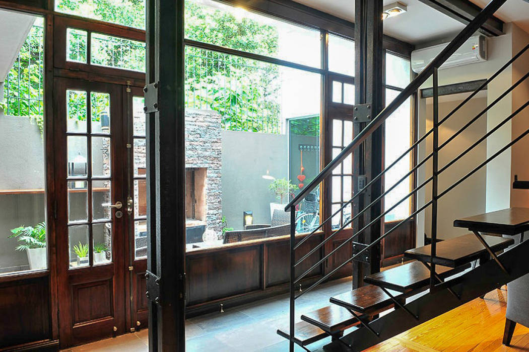 Vista al jardín Radrizzani Rioja Arquitectos Minimalist corridor, hallway & stairs Wood Wood effect indoor garden,stairs,wood windows