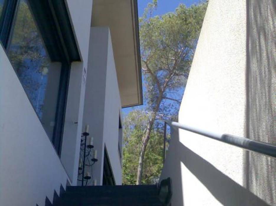 Acceso Principal Oleb Arquitectura & Interiorismo Balcones y terrazas de estilo moderno