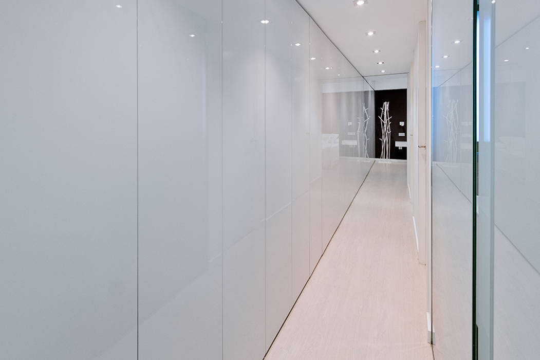 Casa Manises - Una vivienda para la vida moderna , Chiralt Arquitectos Chiralt Arquitectos Minimalist corridor, hallway & stairs