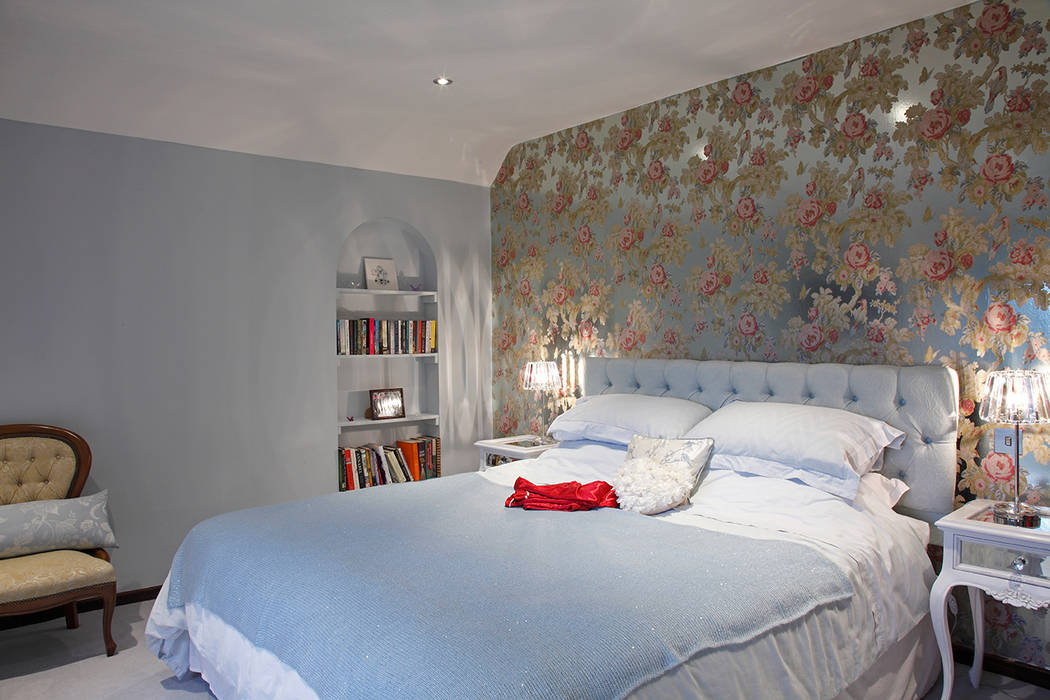 Luxury Modern Cottage Buckinghamshire, Quirke McNamara Quirke McNamara Classic style bedroom