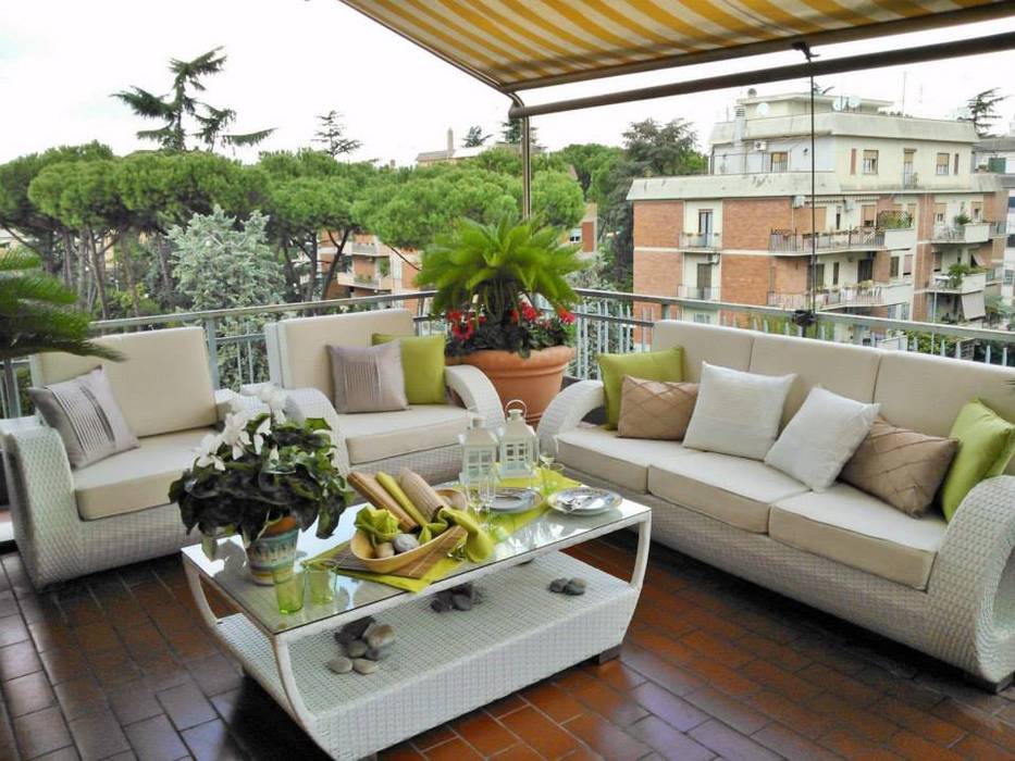 TERRAZZI - BALCONI - ZONE VERDI - UN BELLISSIMO ATTICO A ROMA, Loredana Vingelli Home Decor Loredana Vingelli Home Decor Balcon, Veranda & Terrasse méditerranéens Plastique