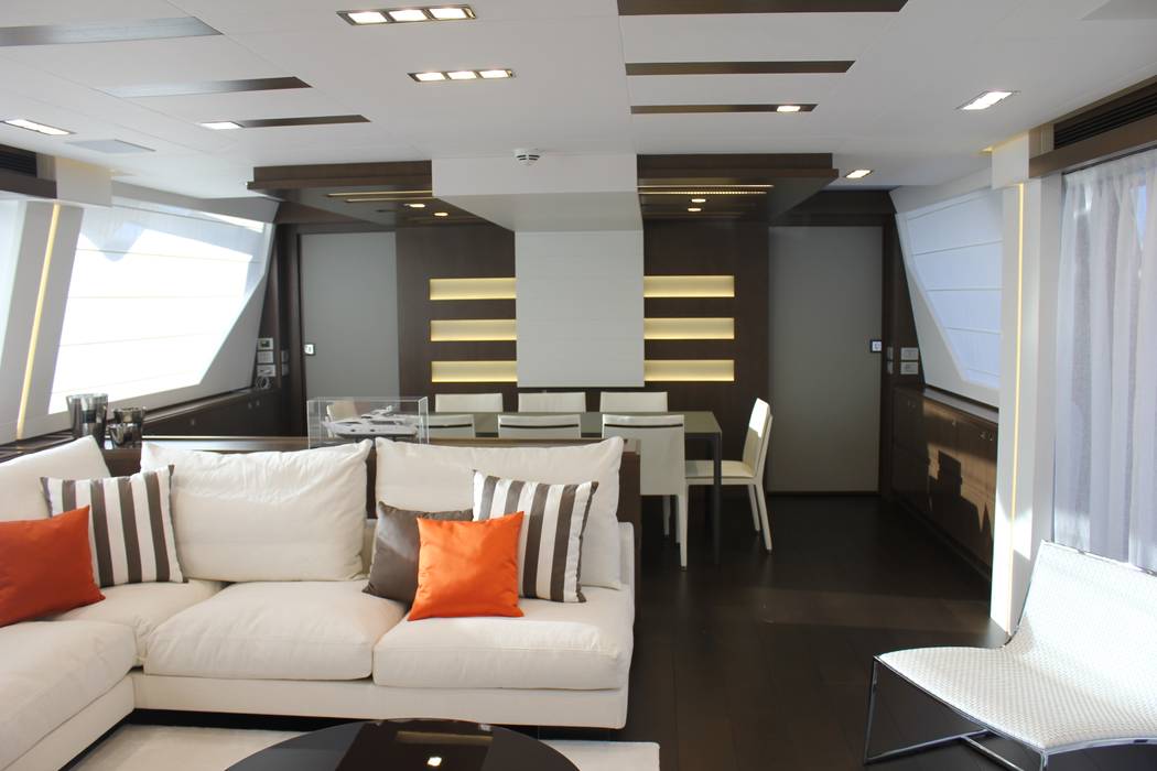 Yacht Custom Line 100, Silvia Costa | Arquitectura de Interiores Silvia Costa | Arquitectura de Interiores Livings de estilo moderno Salas y sillones