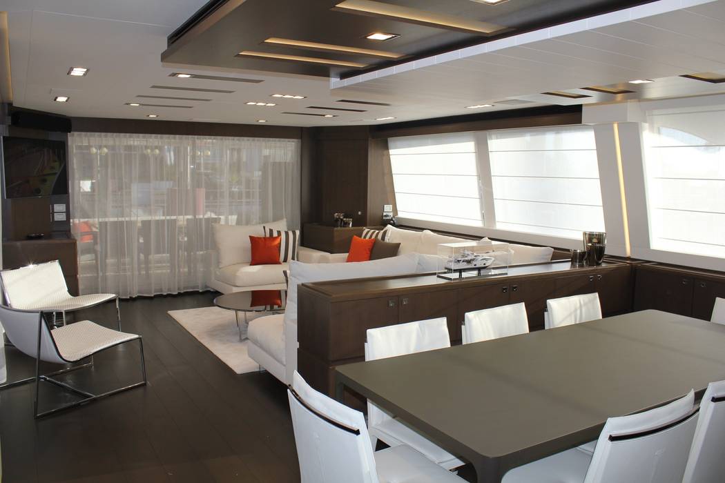 Yacht Custom Line 100, Silvia Costa | Arquitectura de Interiores Silvia Costa | Arquitectura de Interiores ห้องทานข้าว เก้าอี้และม้านั่ง